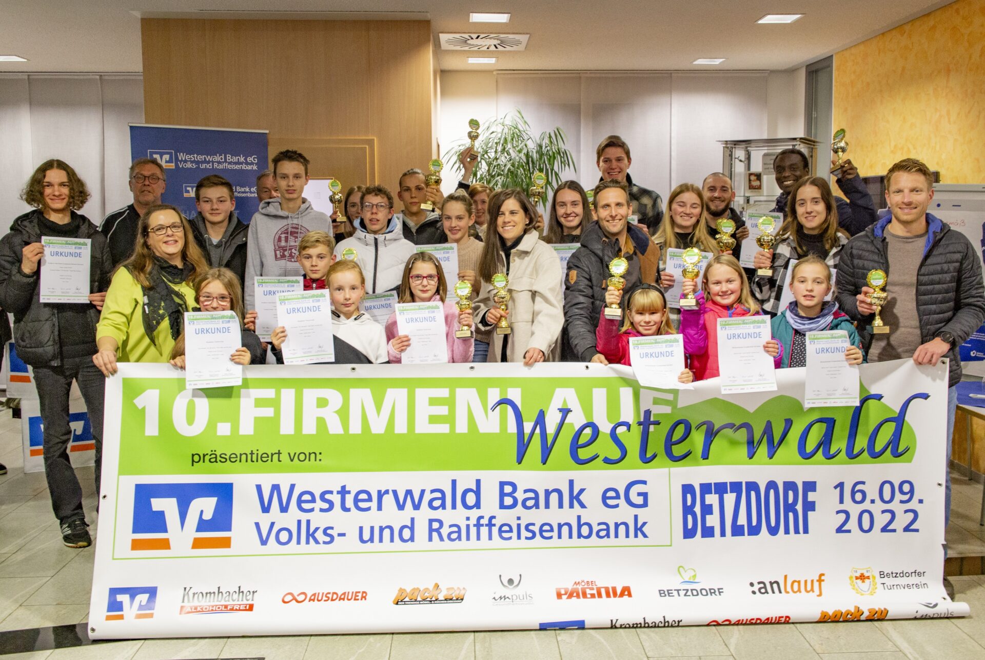 Große Siegerehrung der schnellsten Teams beim Westerwälder Schülerlauf und Firmenlauf 2022